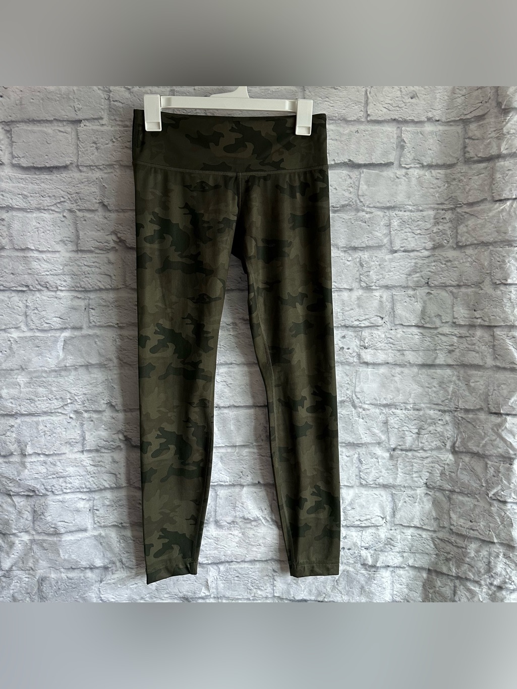 Preowned Lululemon Green Camo Leggings Size 6